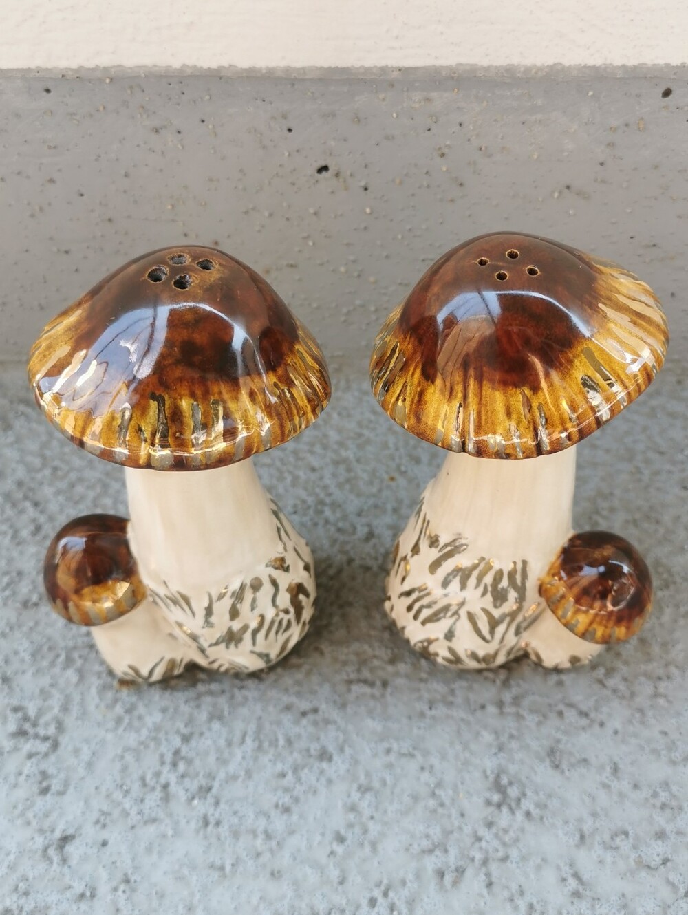 Vintage 1983 Studio Pottery Mushroom Salt & Pepper Shakers Hand Painted - Picture 3 of 13